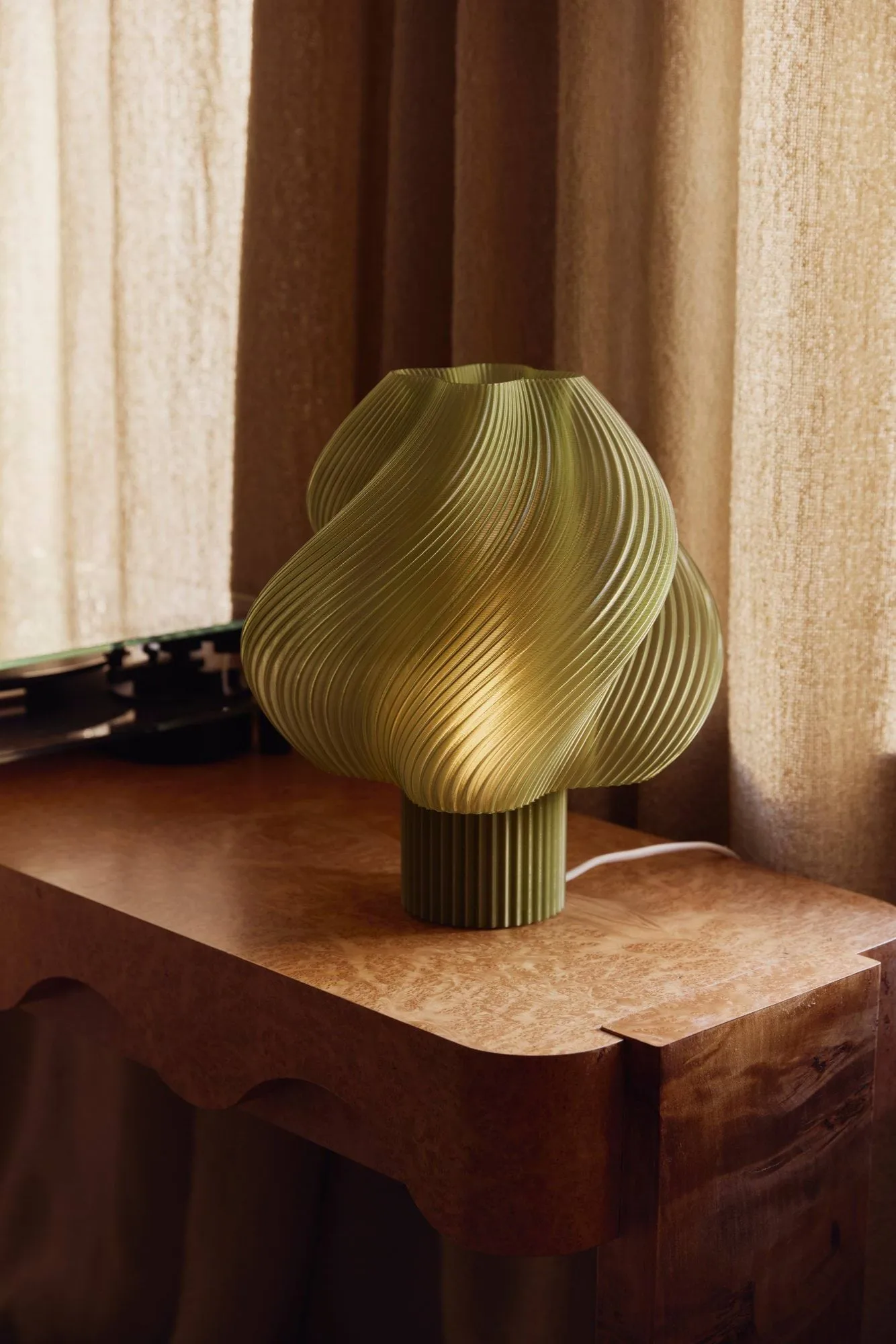 Soft Serve bordslampa, Olive, Grande, 34 cm Crème Atelier