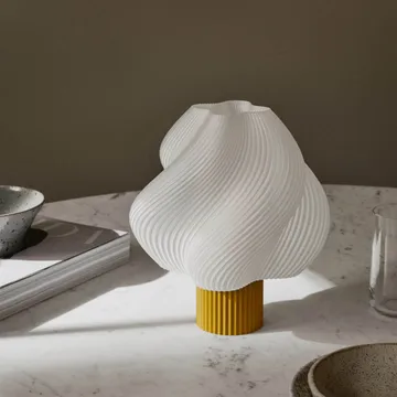 Soft Serve portabel bordslampa - Cloudberry, 23 cm - Crème Atelier