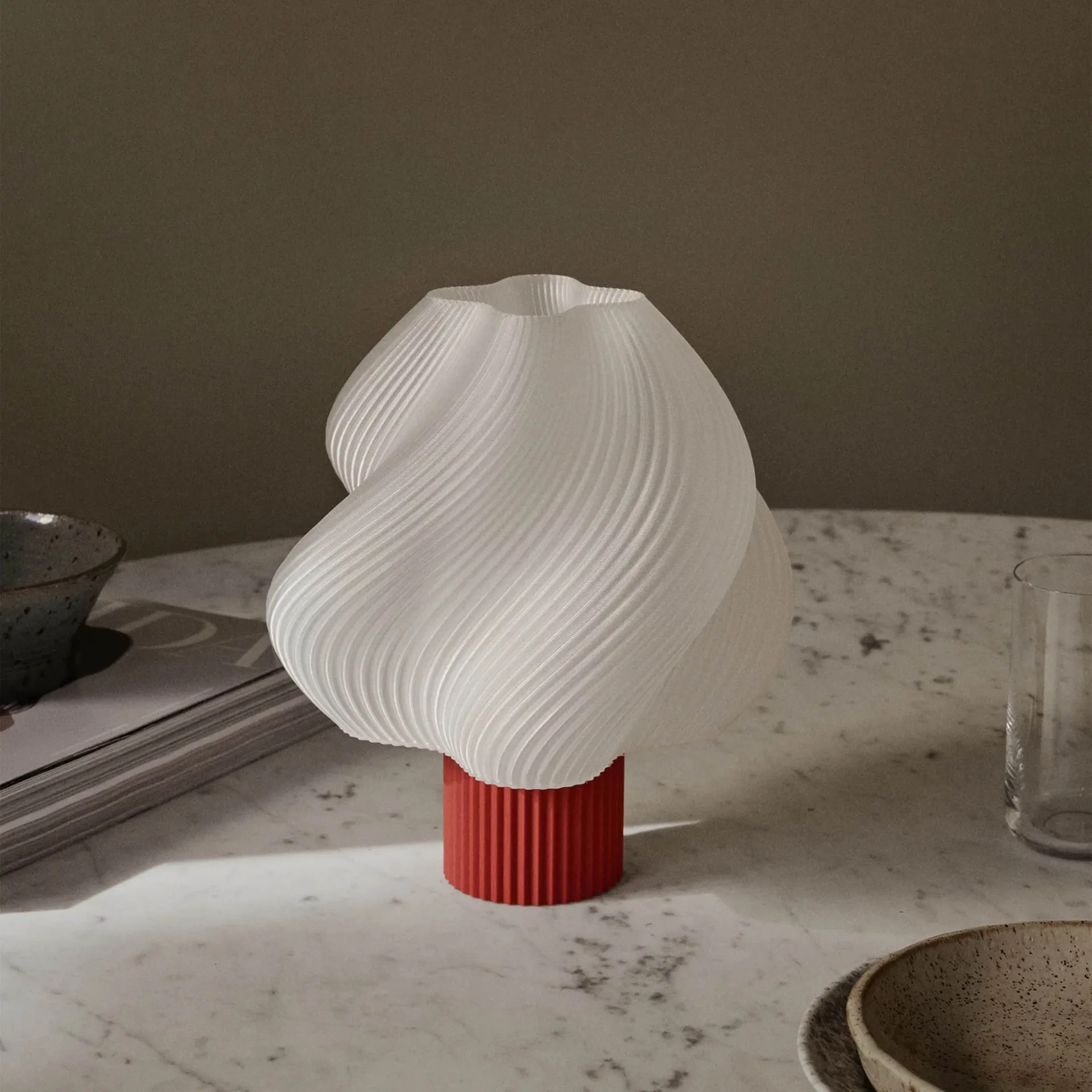 Soft Serve portabel bordslampa, Rhubarb, 23 cm Crème Atelier