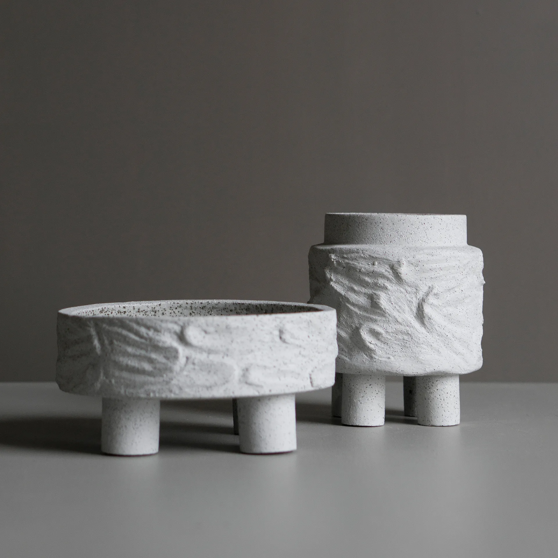 Clay plate tallrik på ben Ø25 cm, Sand DBKD