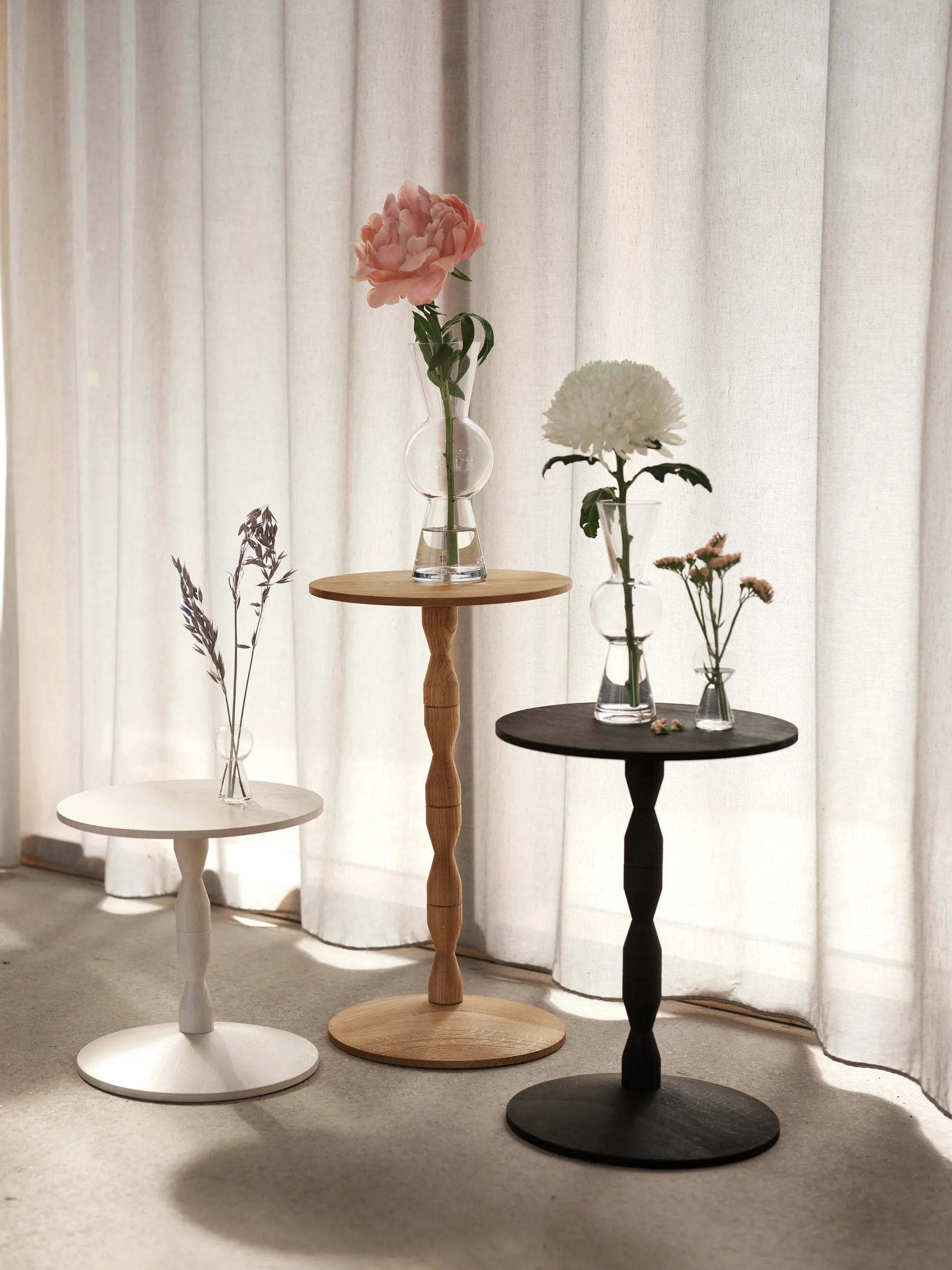 Pedestal bord Ø31x67,5 cm, Stained white grey Design House Stockholm