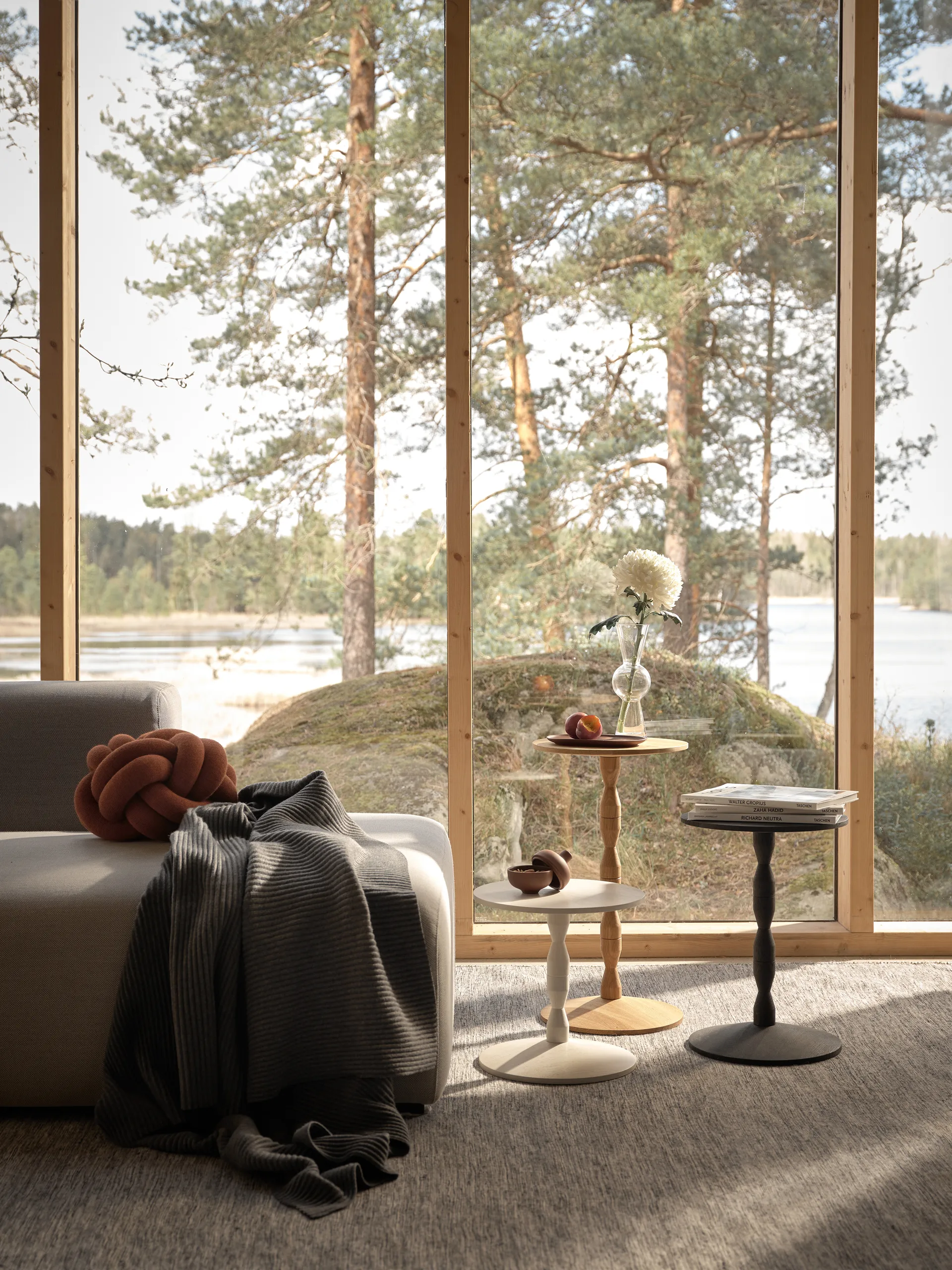 Pedestal bord Ø31x67,5 cm, Stained white grey Design House Stockholm