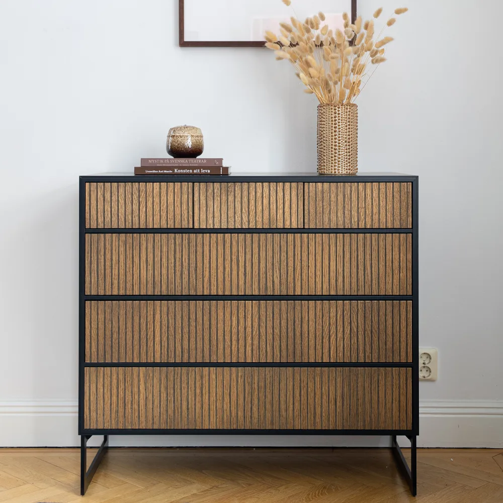 Line Hög byrå, walnut/black, 3+3 lådor, svarta metallben Englesson