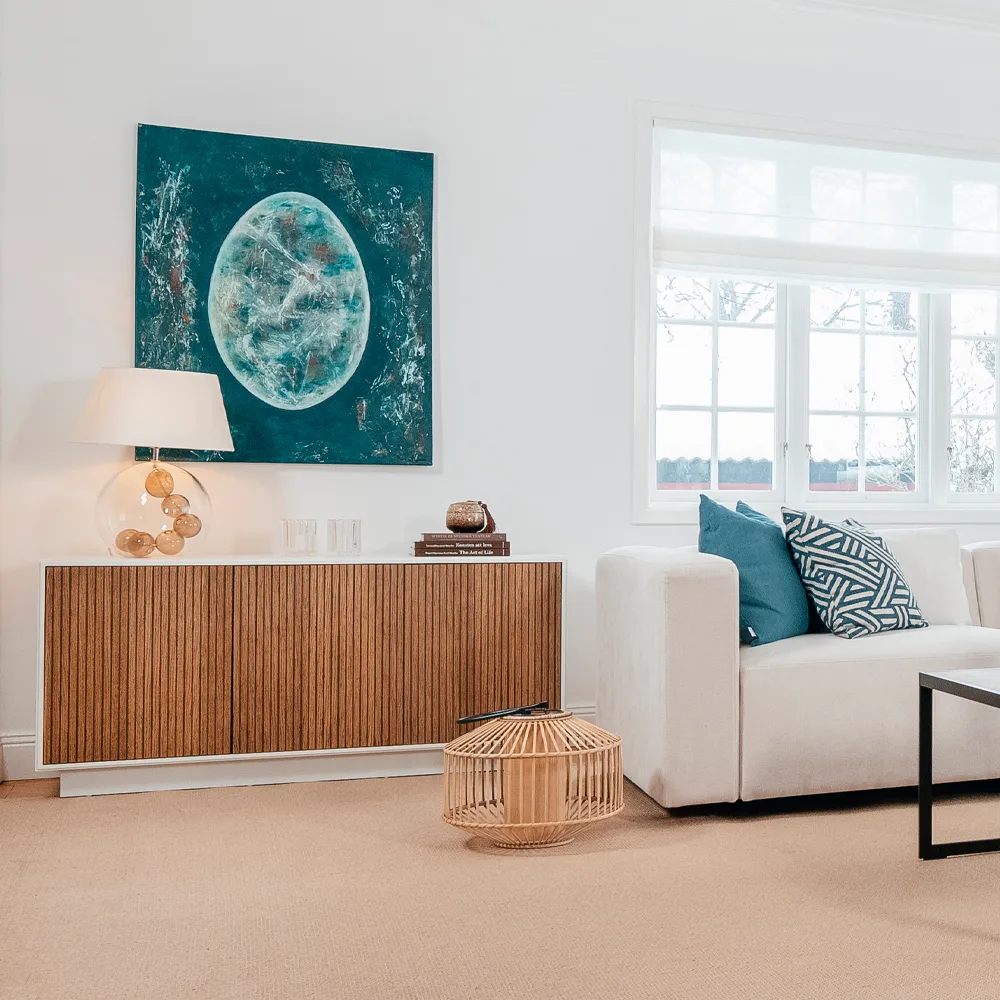 Line skänk, walnut/black, 2dörrar+1hylla, sockel Englesson