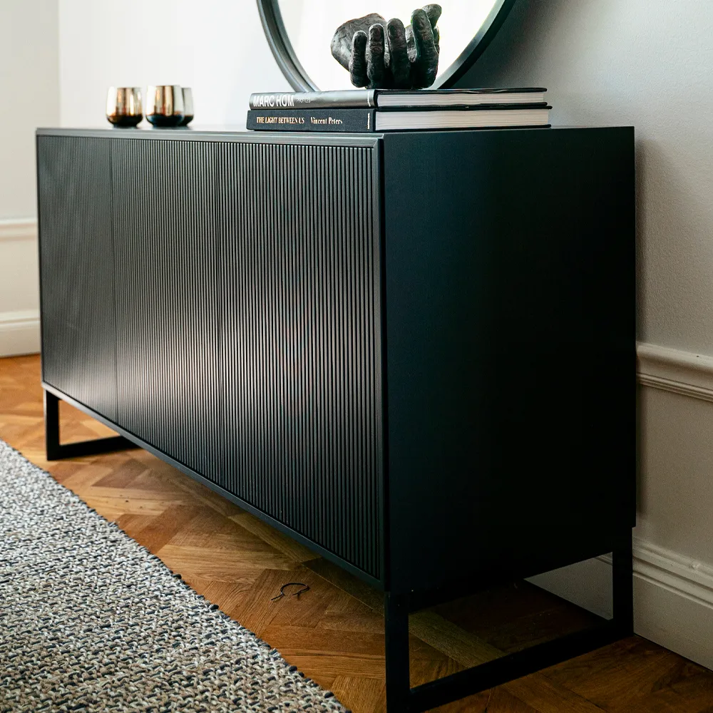 Line skänk, walnut/black, 2dörrar+1hylla, sockel Englesson
