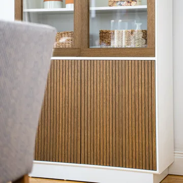 Line vitrinskåp - walnut/black, 2+2dörrar+3+1hyllor, sockel - Englesson