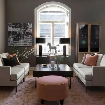 Line vitrinskåp - Walnut/black, 2+2dörrar+3+1hyllor, svarta metallben - Englesson