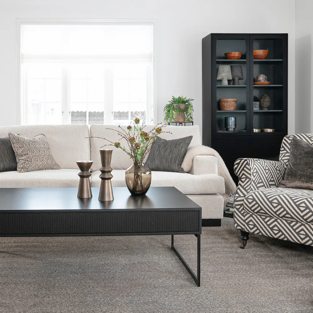 Line vitrinskåp, Walnut/black, 2+2dörrar+3+1hyllor, svarta metallben Englesson