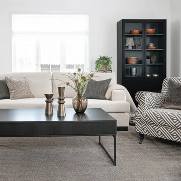 Line vitrinskåp - Walnut/black, 2+2dörrar+3+1hyllor, svarta metallben - Englesson