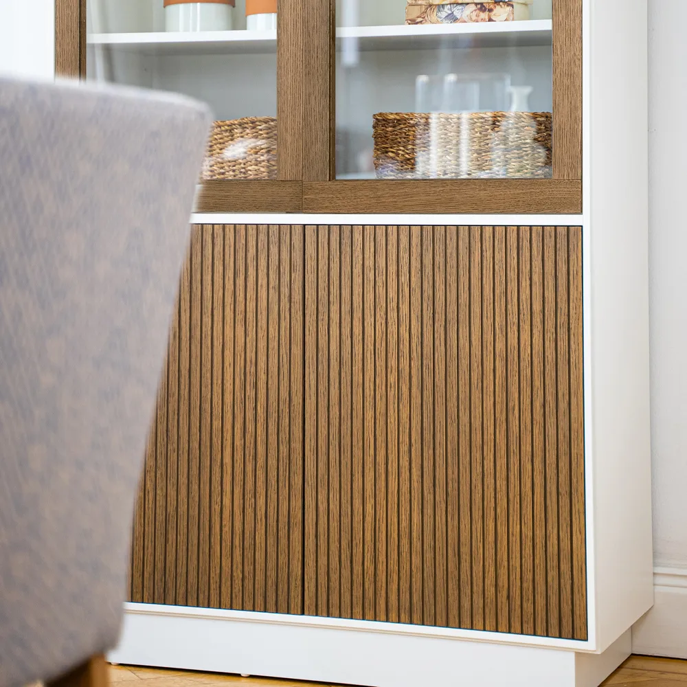 Line vitrinskåp, walnut/white, 2+2dörrar+3+1hyllor, sockel Englesson