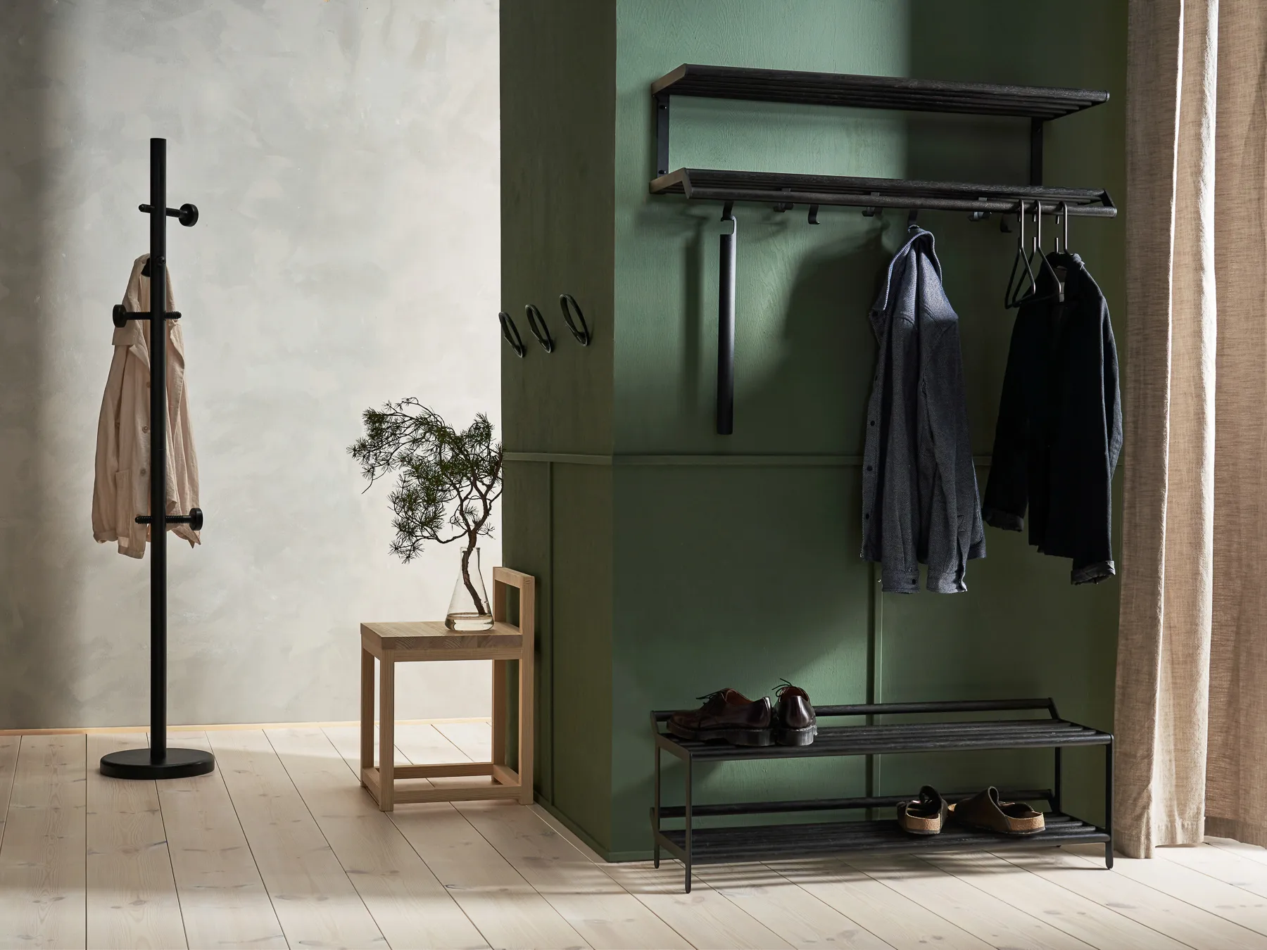Tamburin hatthylla 100 cm, Svartbetsad ek-svart Essem Design