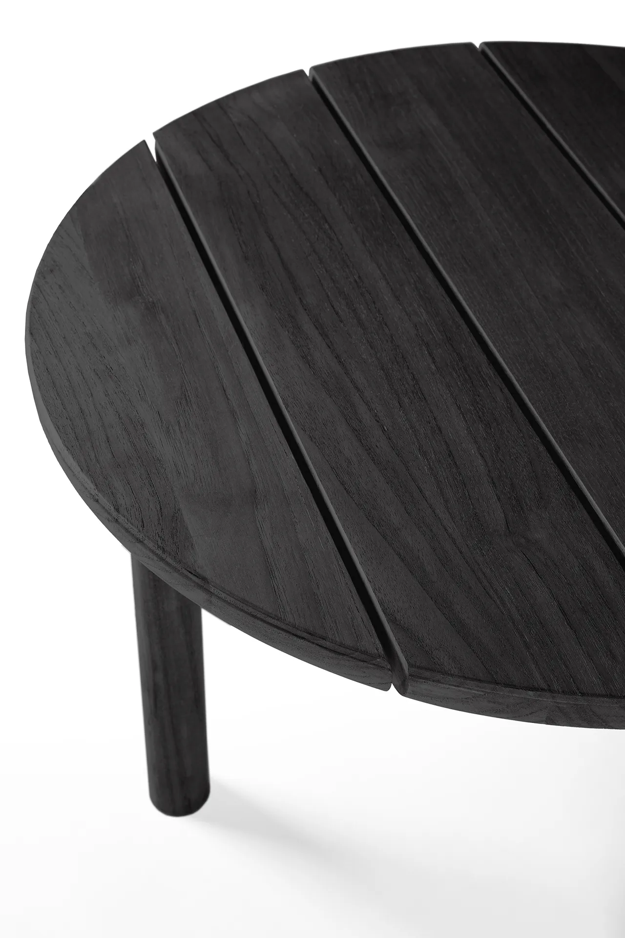 Quatro outdoor soffbord svartbetsad teak, Ø59 cm Ethnicraft