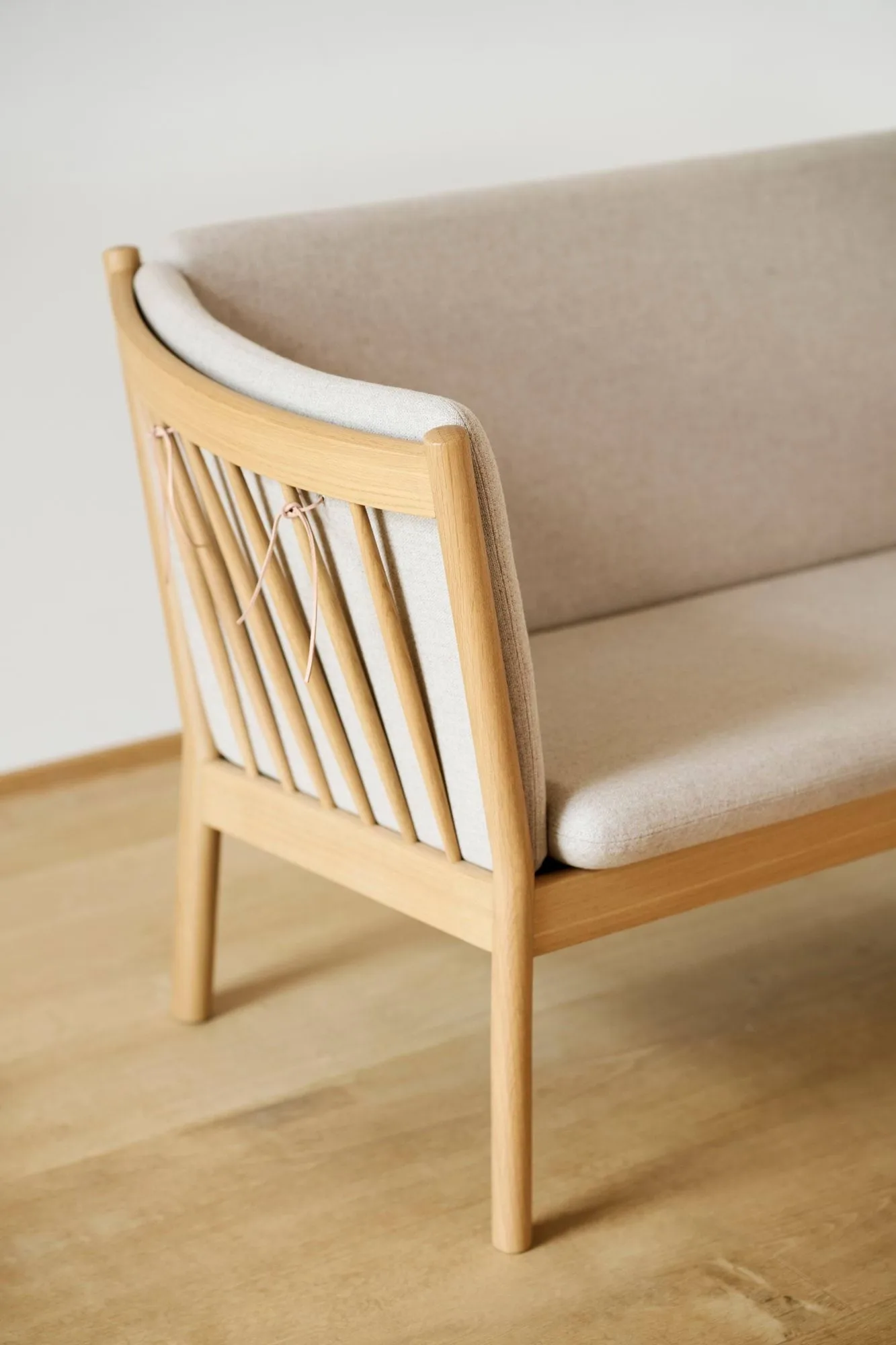 J149 soffa, Tyg brun-lackerad ek, 3-sits FDB Møbler