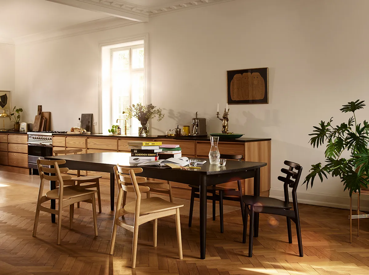 J48 stol, Oak nature lacquered-black leather FDB Møbler
