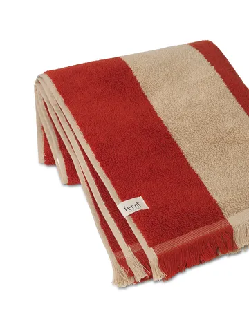 Alee handduk 50x100 cm - Light camel-red - Ferm Living