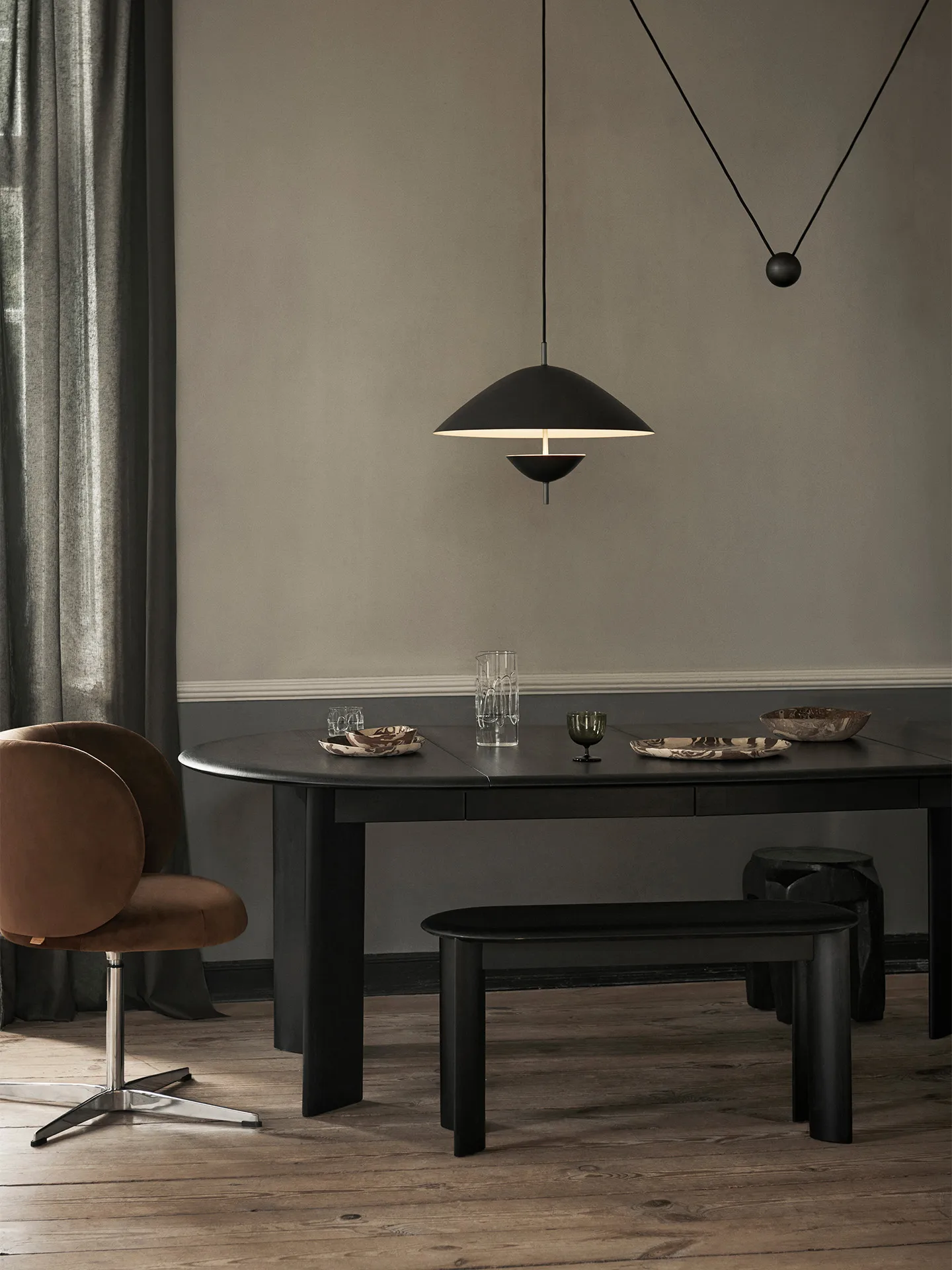 Bevel Extendable matbord, Svartoljad bok, inkl 2 st iläggsskivor Ferm Living