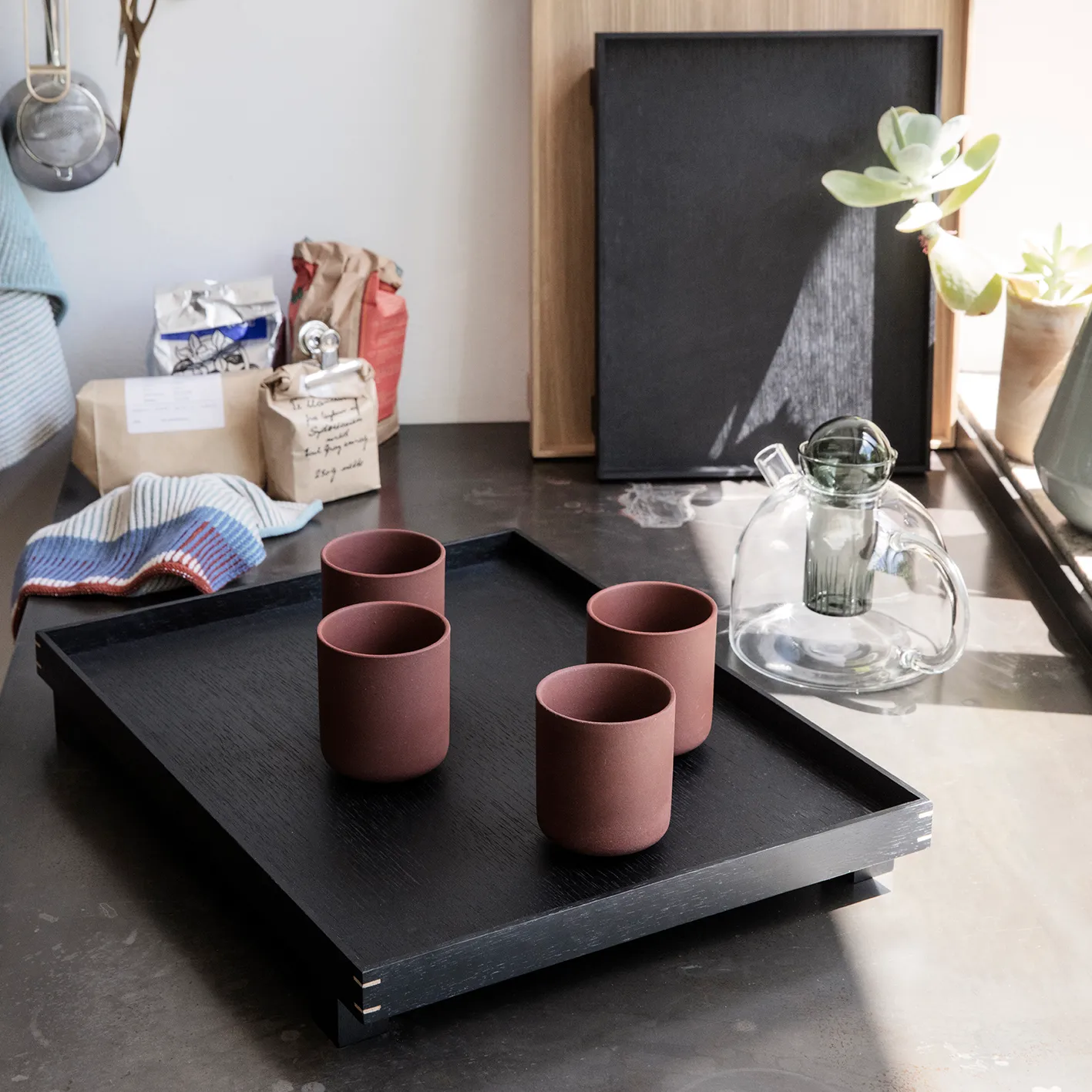 Bon träbricka large, Svartbetsad ek Ferm Living