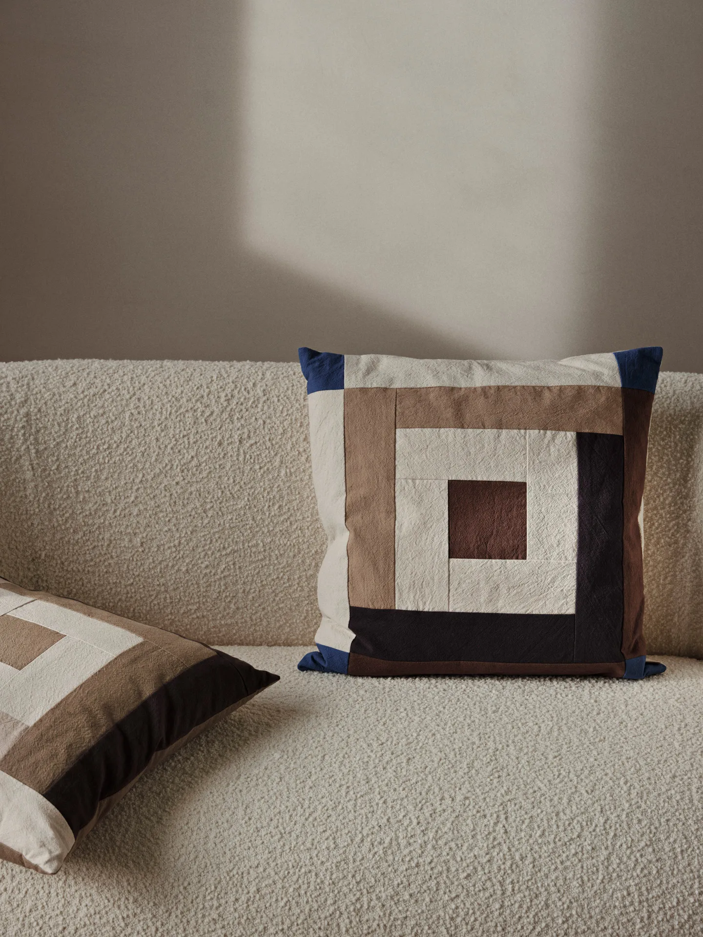 Border patchwork kuddfodral 50x50 cm, Carob brown-bright blue Ferm Living