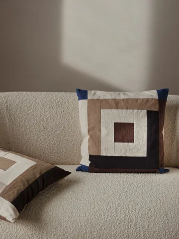 Border patchwork kuddfodral 50x50 cm - Carob brown-bright blue - Ferm Living