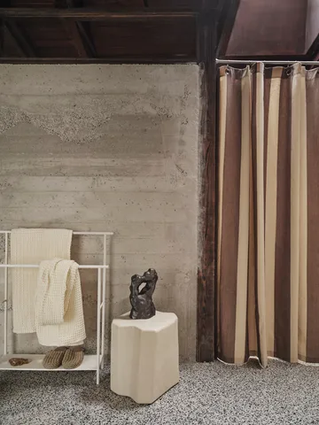 Chambray duschdraperi - Carob brown-parchment - Ferm Living