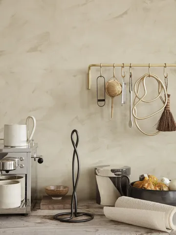 Curvature hushållspappershållare - Svart mässing - Ferm Living