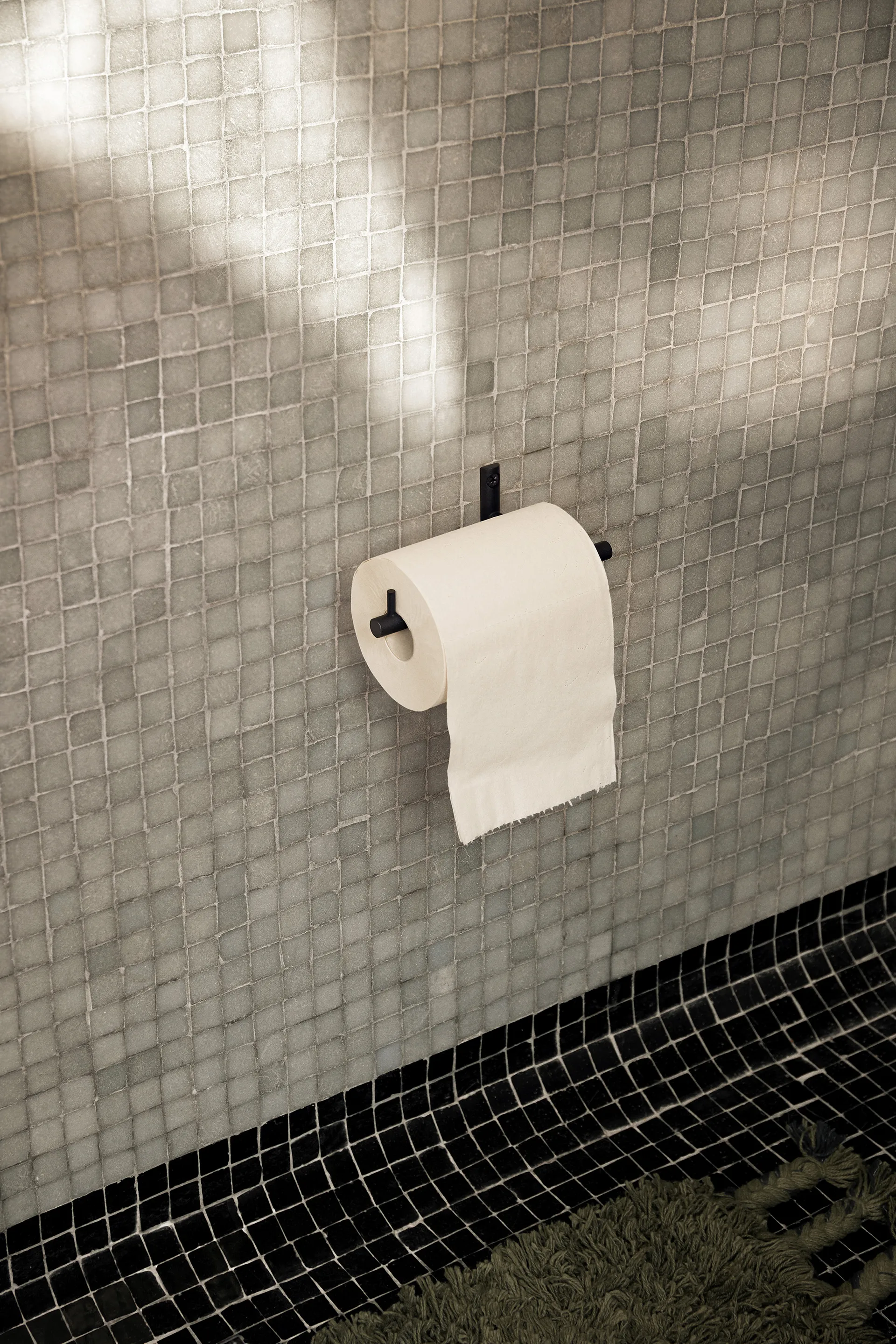 Dora toalettrullehållare, Black Ferm Living