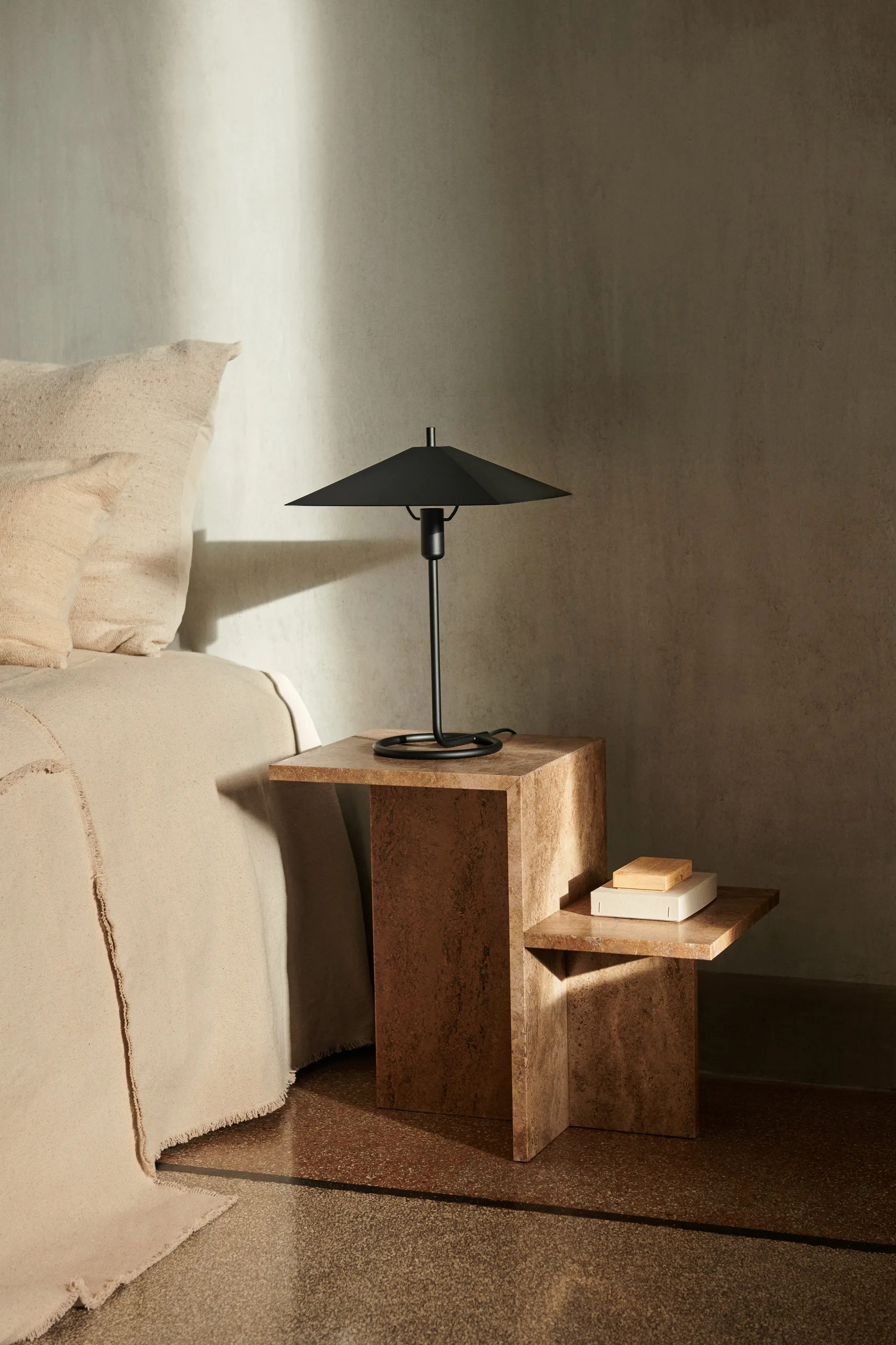 Filo square bordslampa, Black-black Ferm Living