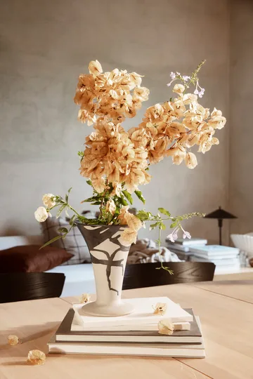 Flores vas 23 cm - Sand-black - Ferm Living