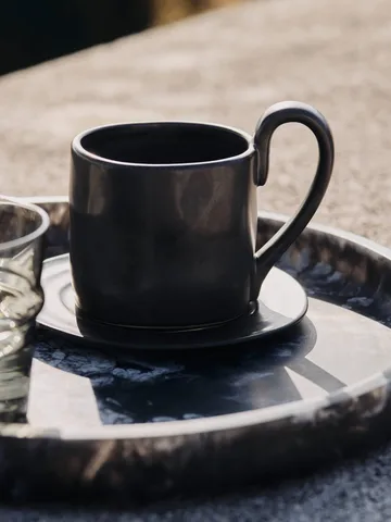 Flow mugg med fat 25 cl - Black - Ferm Living
