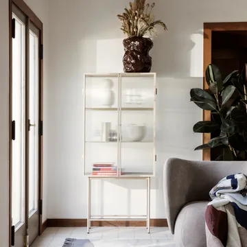 Haze vitrinskåp - Cashmere - Ferm Living