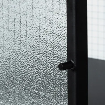 Haze vitrinskåp - Svart - Ferm Living