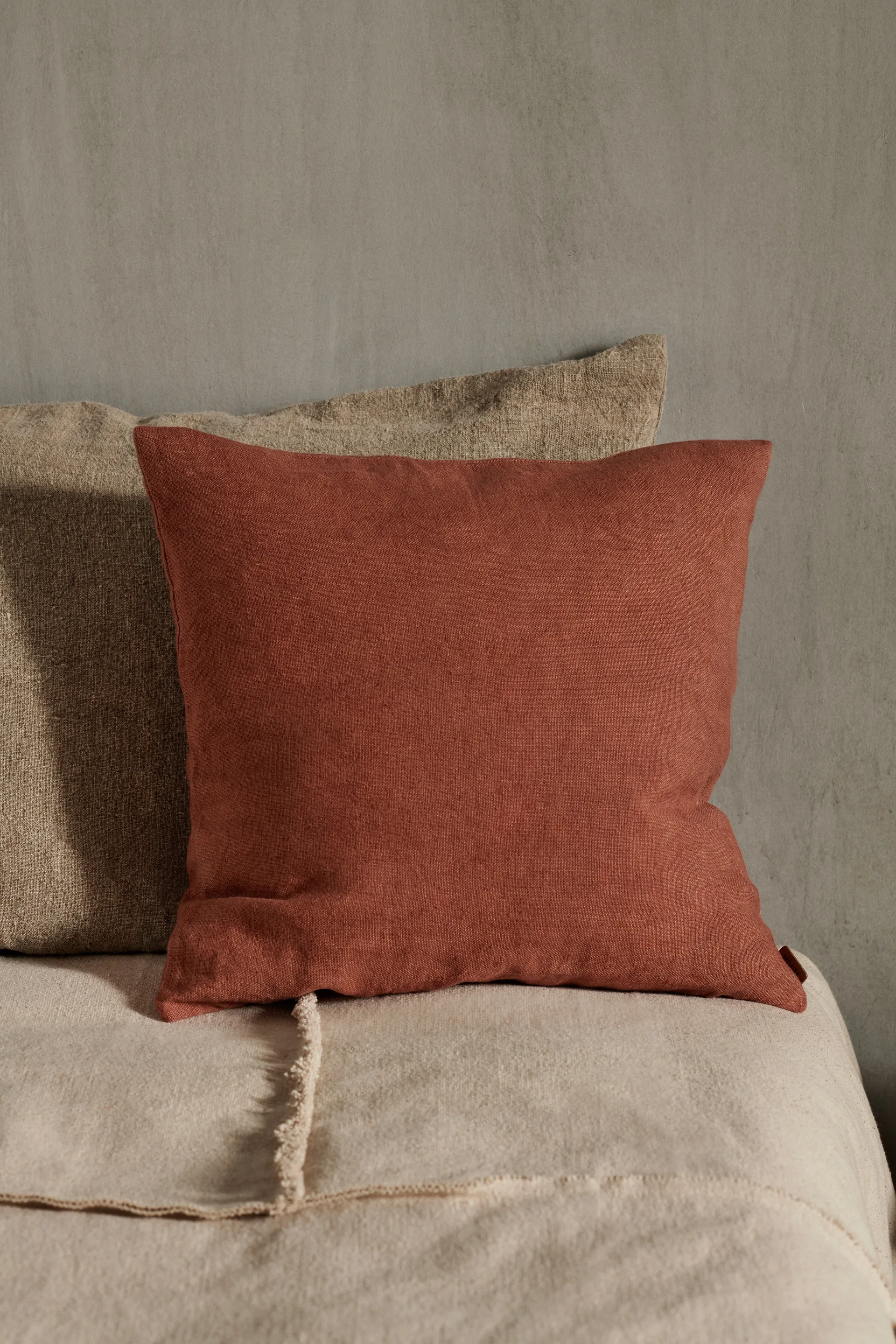 Heavy Linen kudde 50x50 cm, Berry Red Ferm Living