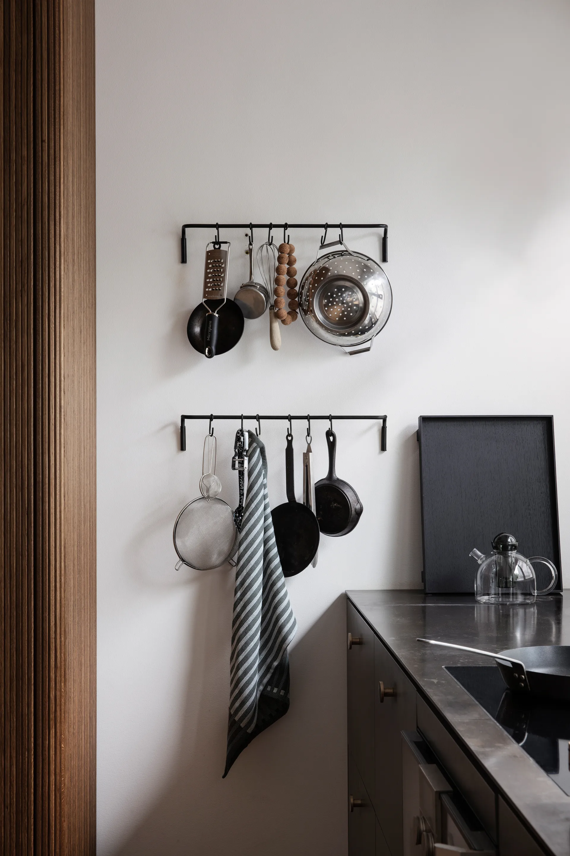 Kitchen köksstång med 6 st krokar, Svart mässing Ferm Living