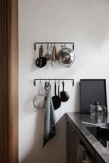Kitchen köksstång med 6 st krokar - Svart mässing - Ferm Living