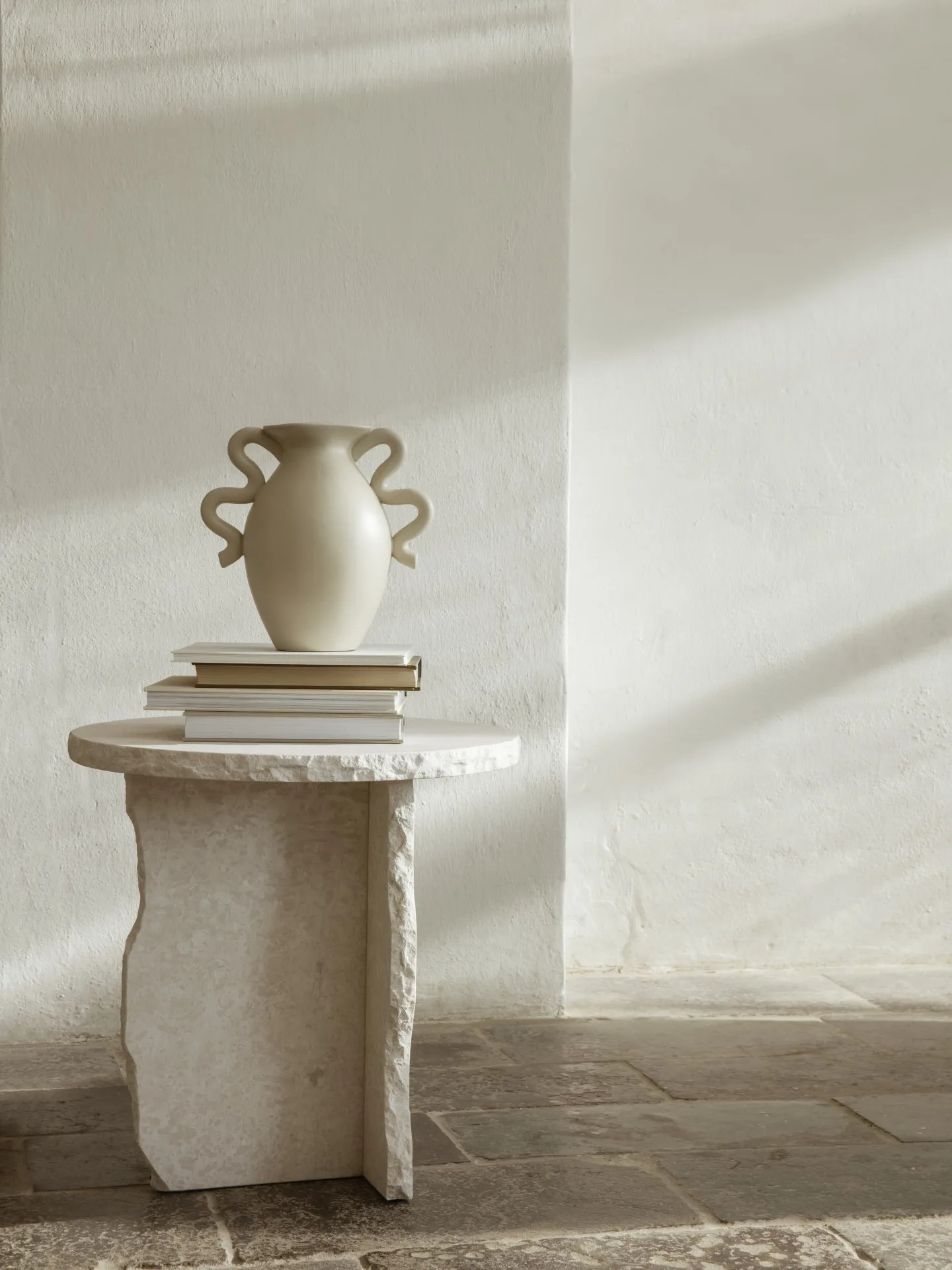 Mineral Sculptural bord Ø52 cm, Bianco Curia Ferm Living