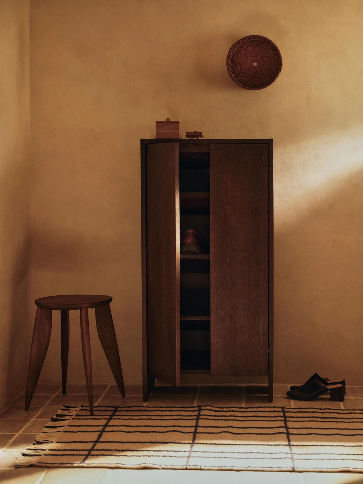 Parcel skåp, Dark stained oak, 55x30x110 cm Ferm Living