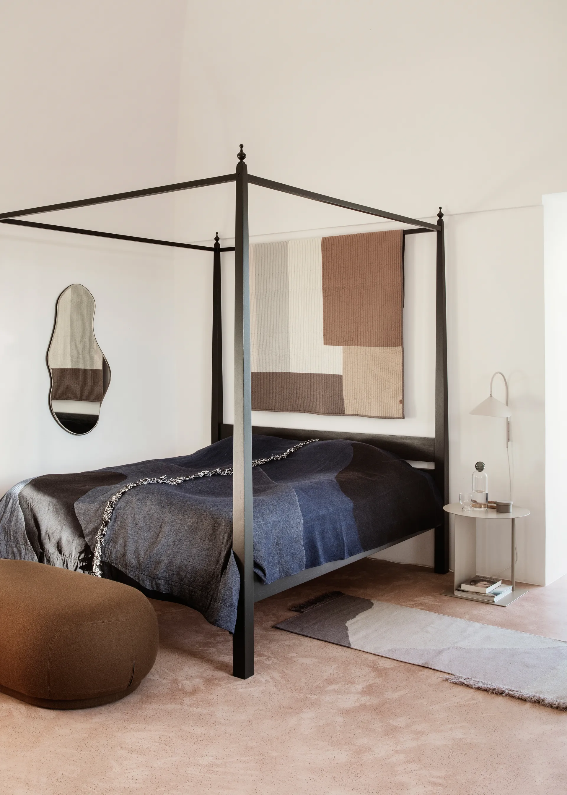 Pond spegel large, Dark chrome Ferm Living