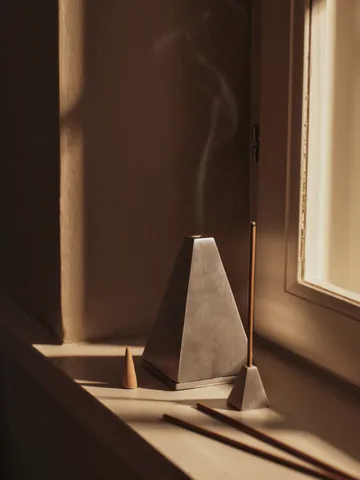Pyra rökelsebrännare konformad - Borstad aluminium - Ferm Living