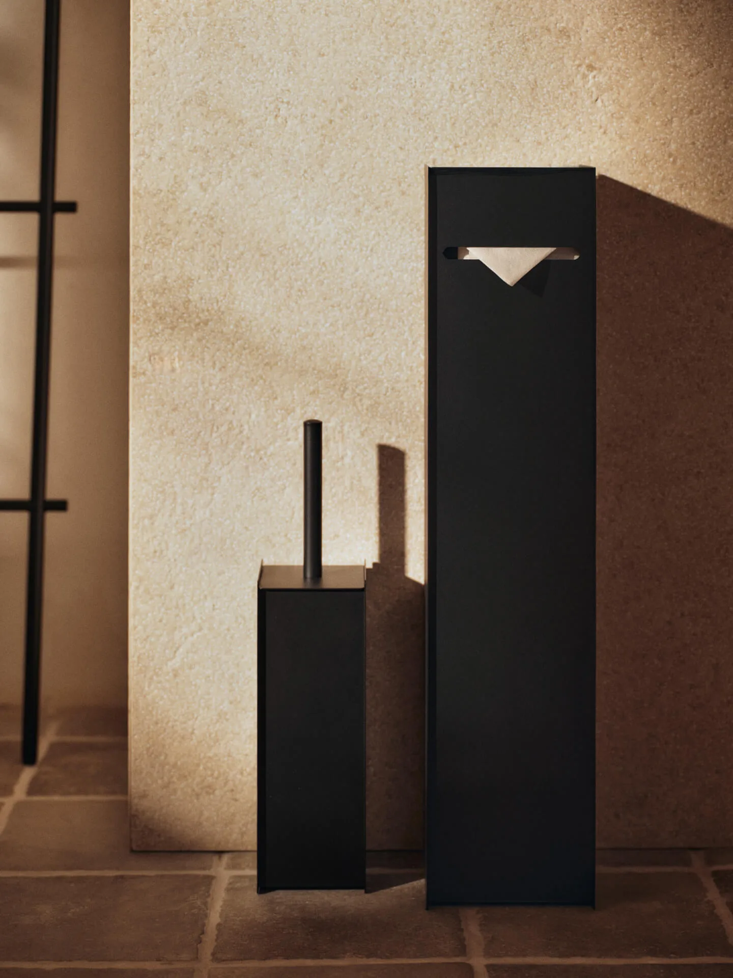 Sama toalettpappershållare, Black Ferm Living