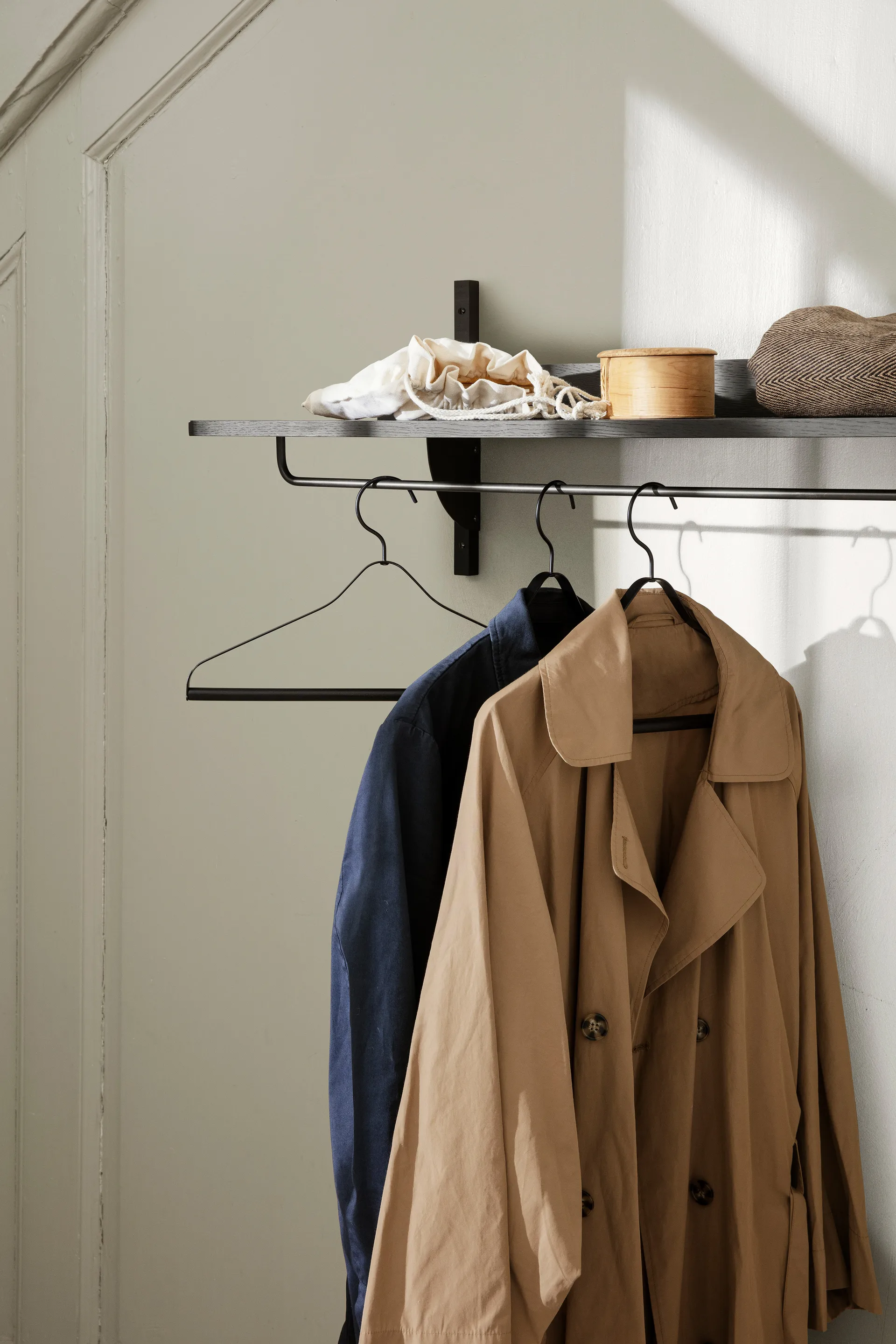 Sector hylla med stång 37x87 cm, Black ash-black brass Ferm Living