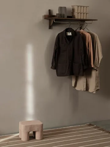 Sector hylla med stång 37x87 cm - Smoked Oak, brass - Ferm Living