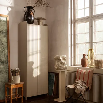 Sill Tall skåp - cashmere - Ferm Living