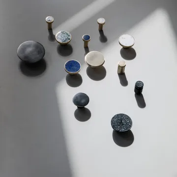 Stone krok liten - vit marmor-mässing - Ferm Living