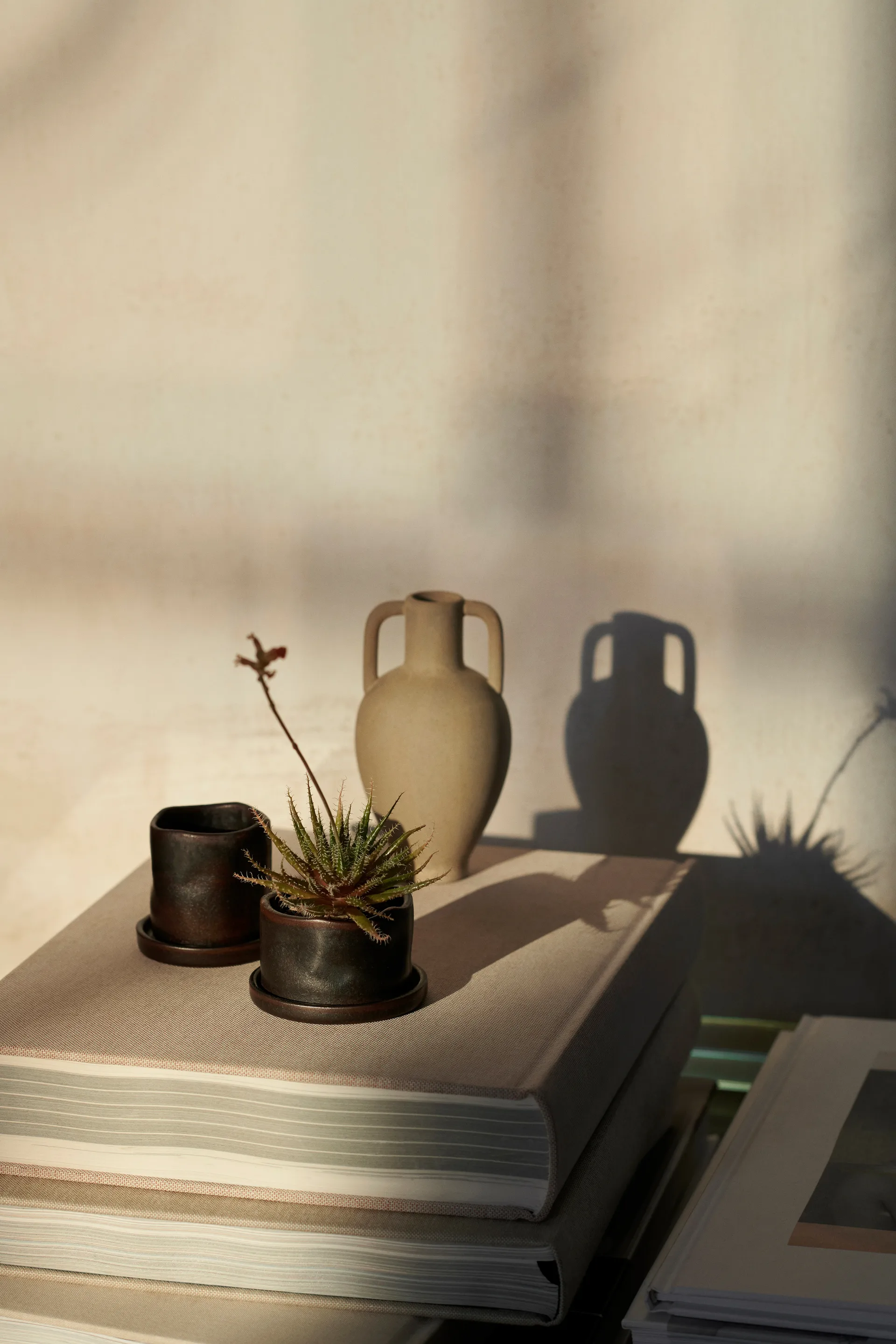 Uneru Mini kruka med fat 2 delar, Black Ferm Living
