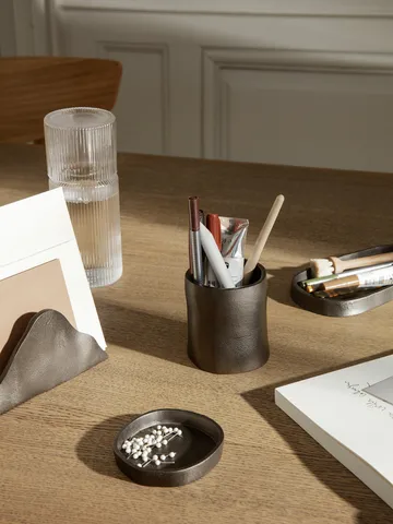 Yama pennställ small Ø7,8 cm - Svärtad aluminium - Ferm Living