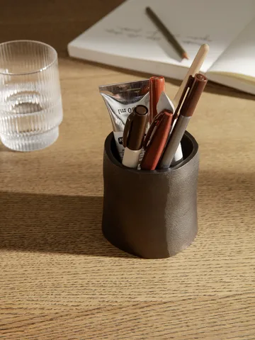 Yama pennställ small Ø7,8 cm - Svärtad aluminium - Ferm Living