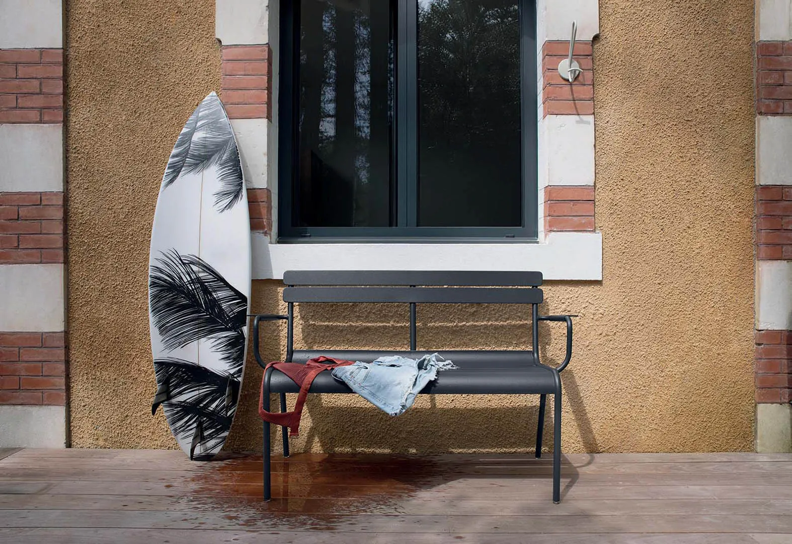 Luxembourg soffa med armstöd 131x55,5x86 cm, Chili (röd) Fermob