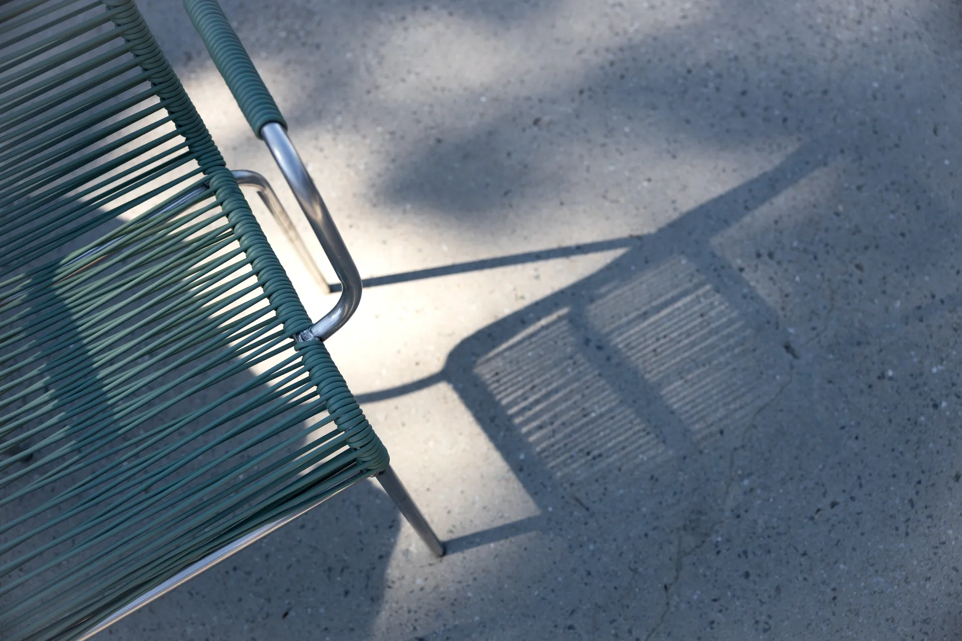 Mya karmstol aluminium, Sage green Fiam