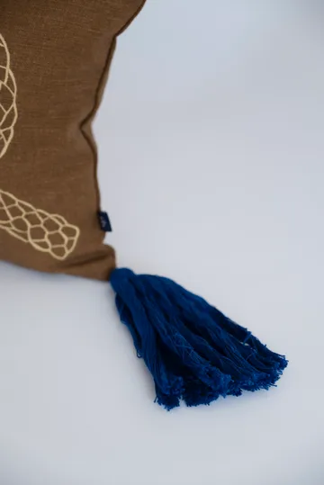 Knop kuddfodral - Brun-guld-blå, 27x40 cm - Fine Little Day