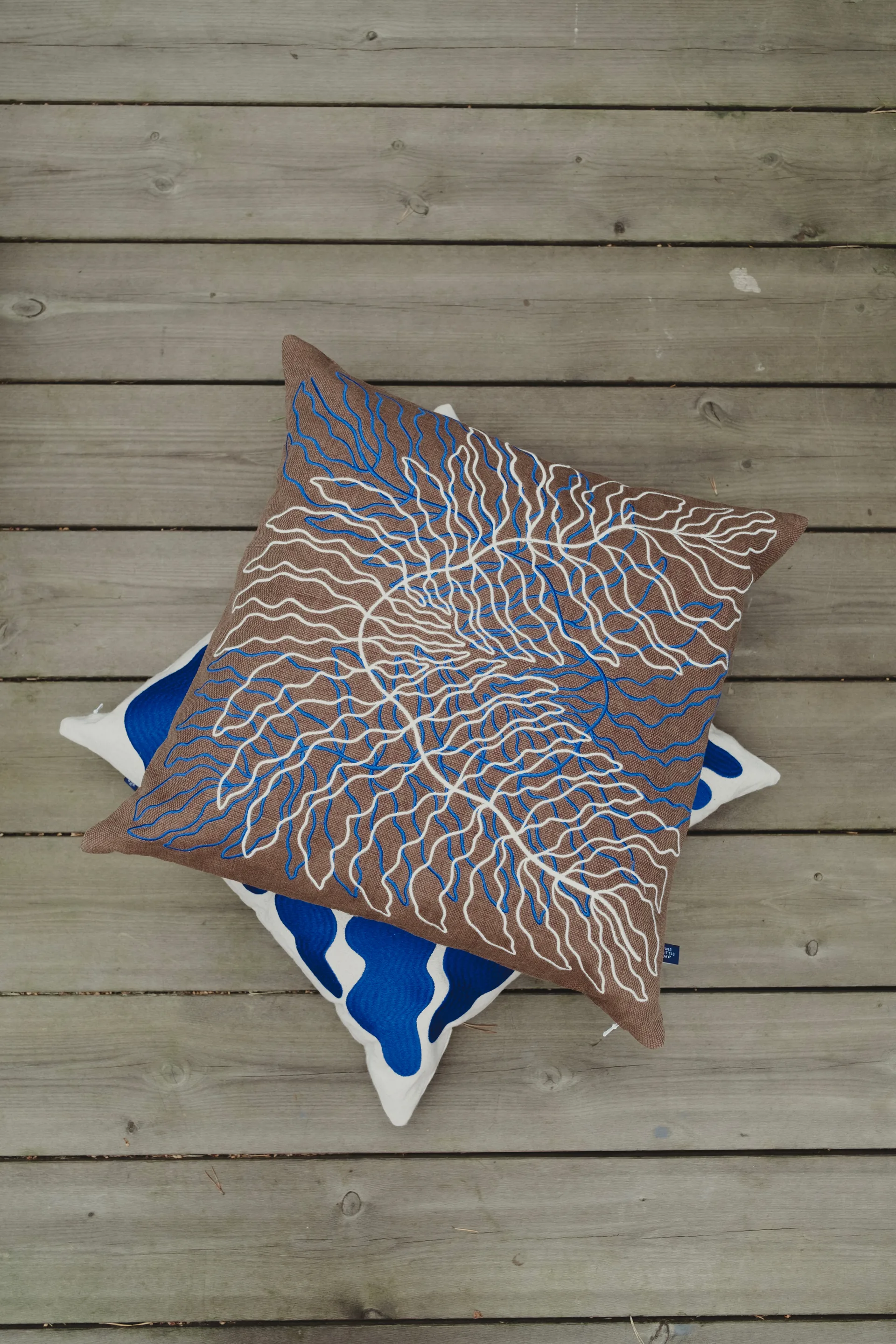 Leaves broderat kuddfodral 48x48 cm, Brown Fine Little Day